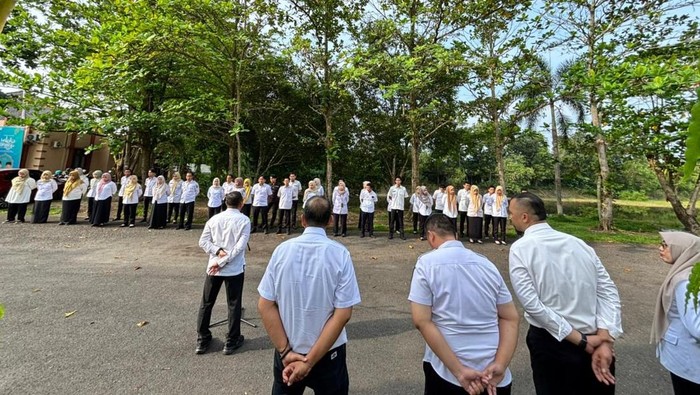 ASN di OKI yang masuk kerja dikumpulkan di lapangan.