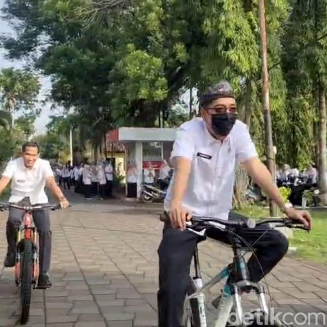 Potret ASN Bangkalan Naik Sepeda Angin untuk Hemat BBM