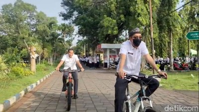 Potret ASN Bangkalan Naik Sepeda Angin untuk Hemat BBM