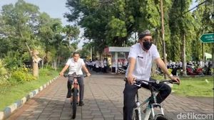 Potret ASN Bangkalan Naik Sepeda Angin untuk Hemat BBM
