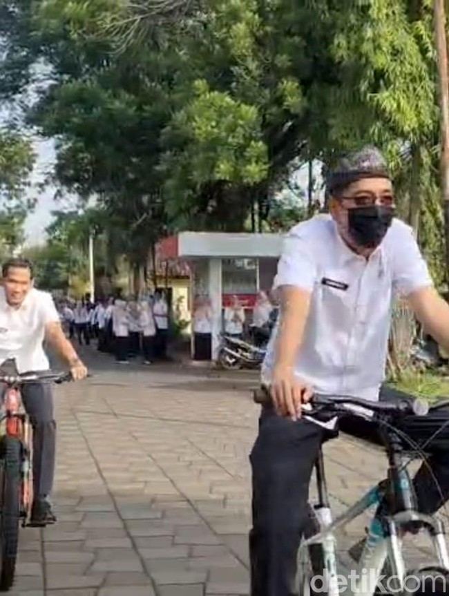 Potret ASN Bangkalan Naik Sepeda Angin untuk Hemat BBM