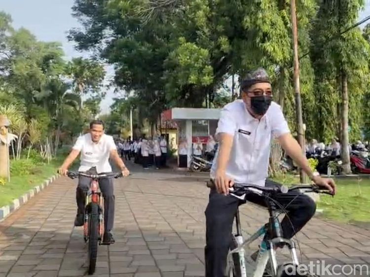 Potret ASN Bangkalan Naik Sepeda Angin untuk Hemat BBM