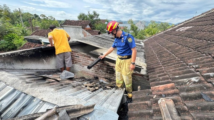 Atap rumah warga di Trenggalek yang hangus terbakar imbas balon udara yang jatuh.