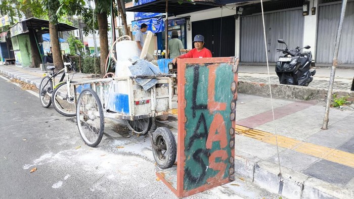 Ato, Tukang Las di Jalan Gandapura Kota Bandung.