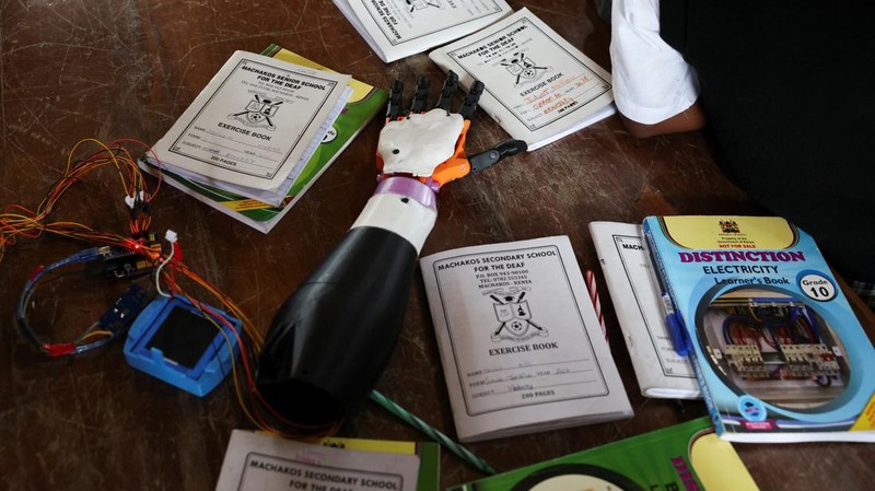 Inovasi teknologi kembali menghadirkan solusi inklusif di dunia pendidikan. Sebuah lengan robot bertenaga kecerdasan buatan (AI) bernama Zerobionic mampu mengubah kata-kata yang diucapkan menjadi gerakan bahasa isyarat, sehingga membantu siswa dengan gangguan pendengaran memahami komunikasi secara lebih mudah. REUTERS/Monicah Mwangi