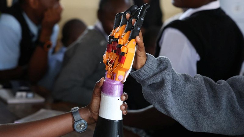 Inovasi teknologi kembali menghadirkan solusi inklusif di dunia pendidikan. Sebuah lengan robot bertenaga kecerdasan buatan (AI) bernama Zerobionic mampu mengubah kata-kata yang diucapkan menjadi gerakan bahasa isyarat, sehingga membantu siswa dengan gangguan pendengaran memahami komunikasi secara lebih mudah. REUTERS/Monicah Mwangi