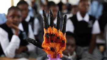 Teknologi ini diperkenalkan dalam program pendampingan di Sekolah untuk Tunarungu Machakos, Kabupaten Machakos, Kenya, pada 5 Maret 2026. Para siswa tampak antusias berinteraksi langsung dengan perangkat tersebut, yang menerjemahkan ucapan menjadi gerakan tangan secara real time. REUTERS/Monicah Mwangi