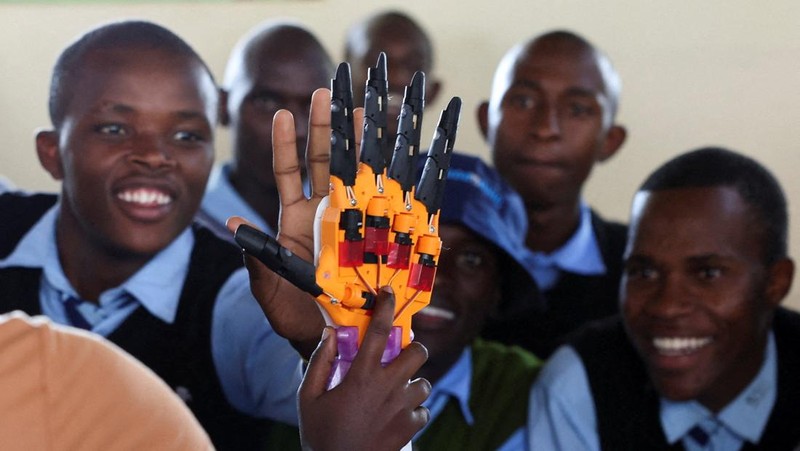 Inovasi teknologi kembali menghadirkan solusi inklusif di dunia pendidikan. Sebuah lengan robot bertenaga kecerdasan buatan (AI) bernama Zerobionic mampu mengubah kata-kata yang diucapkan menjadi gerakan bahasa isyarat, sehingga membantu siswa dengan gangguan pendengaran memahami komunikasi secara lebih mudah. REUTERS/Monicah Mwangi