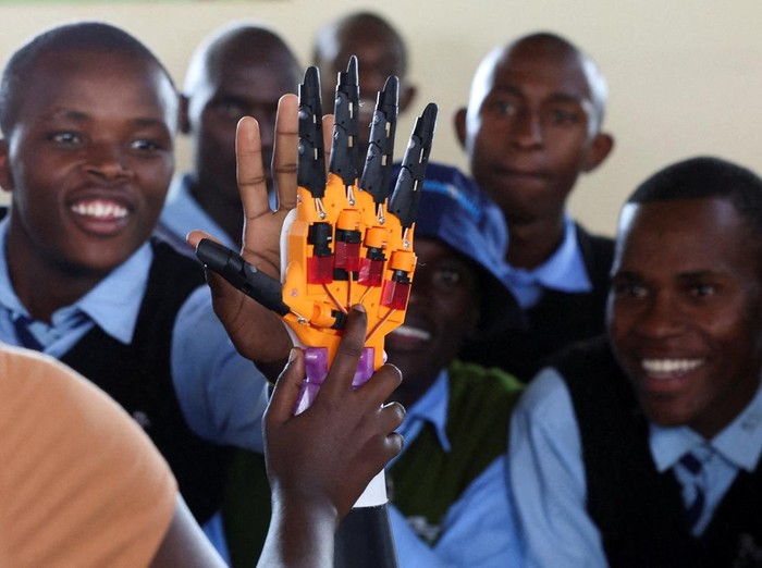 Inovasi teknologi kembali menghadirkan solusi inklusif di dunia pendidikan. Sebuah lengan robot bertenaga kecerdasan buatan (AI) bernama Zerobionic mampu mengubah kata-kata yang diucapkan menjadi gerakan bahasa isyarat, sehingga membantu siswa dengan