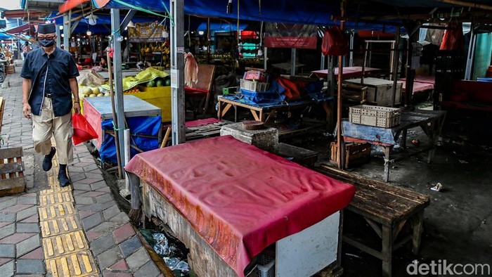 Aktivitas jual-beli di Pasar Ciputat, Tangerang Selatan, terpantau lengang pada H+5 Idul Fitri. Banyak lapak yang belum buka karena pedagang mudik.