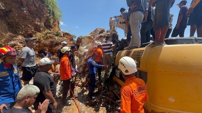 Operator ekskavator, Akbar (33), tewas tertimpa batu besar di proyek perumahan Baubau. Tim SAR berhasil mengevakuasi korban, namun sudah meninggal.