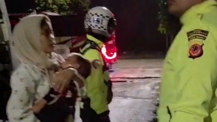Bayi kejang dievakuasi petugas di KM 137 Tol Cipali, Indramayu