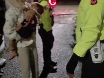 Momen Polisi Evakuasi Balita Demam hingga Kejang di Tol Cipali