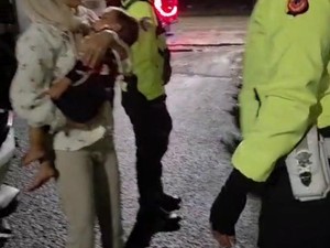 Momen Polisi Evakuasi Balita Demam hingga Kejang di Tol Cipali