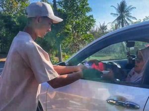Kisah Manis Pria Bagi-bagi Semangka Gratis buat Pemudik yang Kena Macet