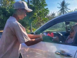 Kisah Manis Pria Bagi-bagi Semangka Gratis buat Pemudik yang Kena Macet