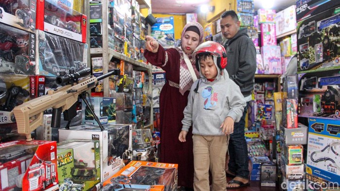 Sejumlah pengunjung memadati Pasar Gembrong di Jalan Basuki Rachmat, Jatinegara, Jakarta Timur, Kamis (26/3/2026), untuk berburu mainan anak saat libur Lebaran.
