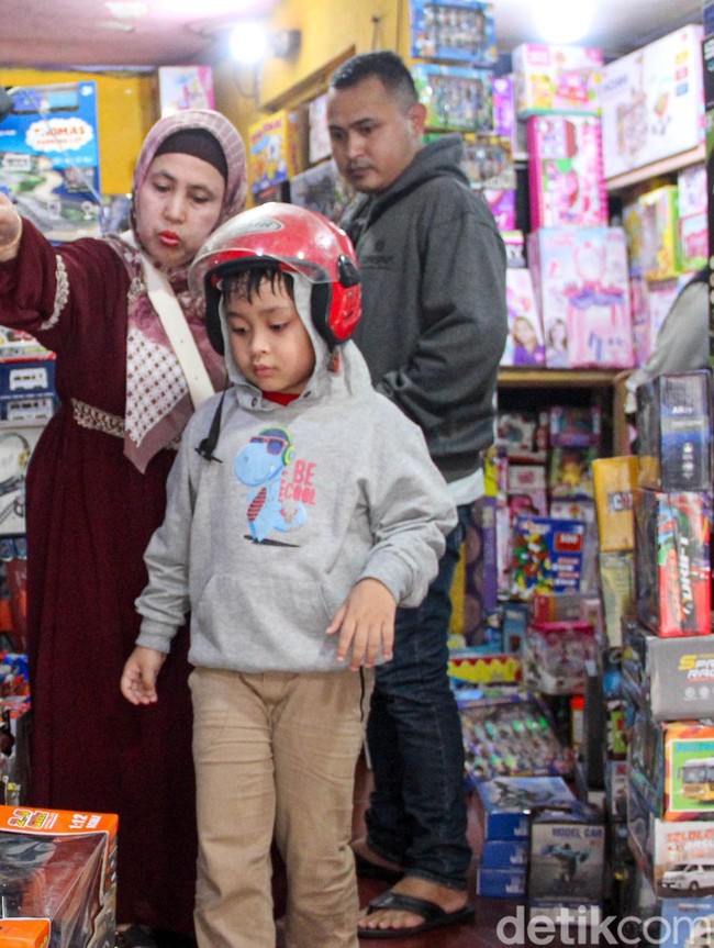 Berbekal THR, Anak-anak Borong Mainan di Pasar Gembrong