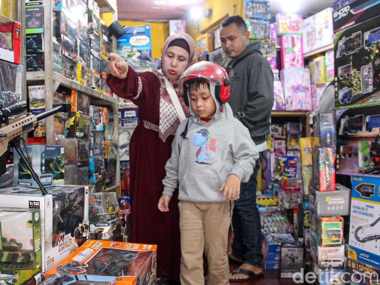 Berbekal THR, Anak-anak Borong Mainan di Pasar Gembrong