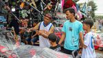 Berbekal THR, Anak-anak Borong Mainan di Pasar Gembrong