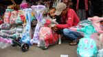 Berbekal THR, Anak-anak Borong Mainan di Pasar Gembrong
