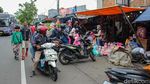 Berbekal THR, Anak-anak Borong Mainan di Pasar Gembrong