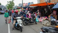 Beragam mainan tersedia dengan harga yang bervariasi untuk berbagai kalangan.