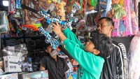 Para pedagang tampak sibuk melayani pembeli yang datang silih berganti.