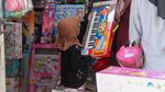 Berbekal THR, Anak-anak Borong Mainan di Pasar Gembrong
