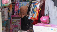 Anak-anak terlihat antusias memilih mainan menggunakan uang THR mereka.