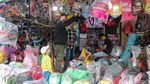 Berbekal THR, Anak-anak Borong Mainan di Pasar Gembrong