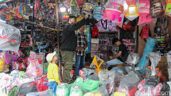 Sejumlah pengunjung memadati Pasar Gembrong di Jalan Basuki Rachmat, Jatinegara, Jakarta Timur, Kamis (26/3/2026), untuk berburu mainan anak saat libur Lebaran.