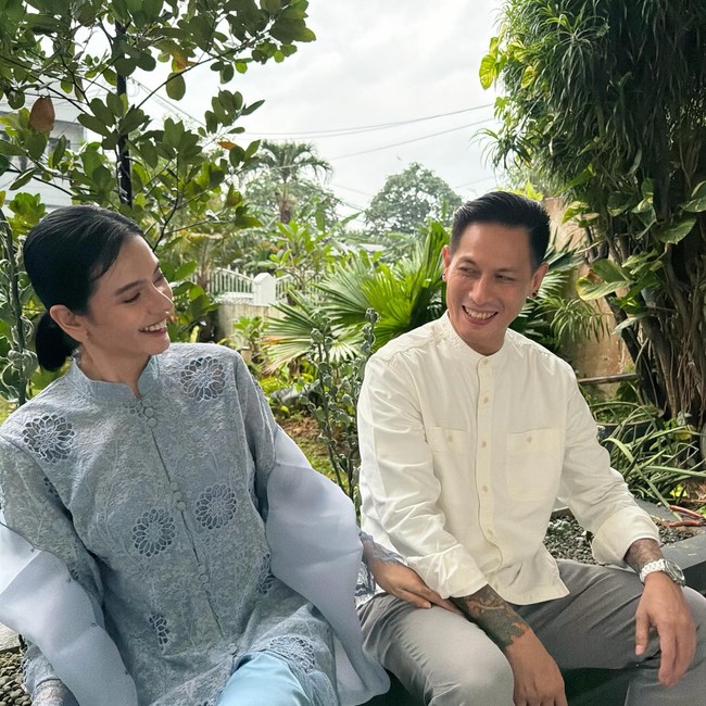 Dalam tulisannya, Citra mengaku bersyukur punya kesempatan untuk pulang merayakan Idul Fitri bersama orang-orang tersayang. “Semoga hangatnya hari ini bisa kita simpan lama, bahkan setelah suasana mulai kembali biasa,” kata Citra.Foto: Instagram @ncit90