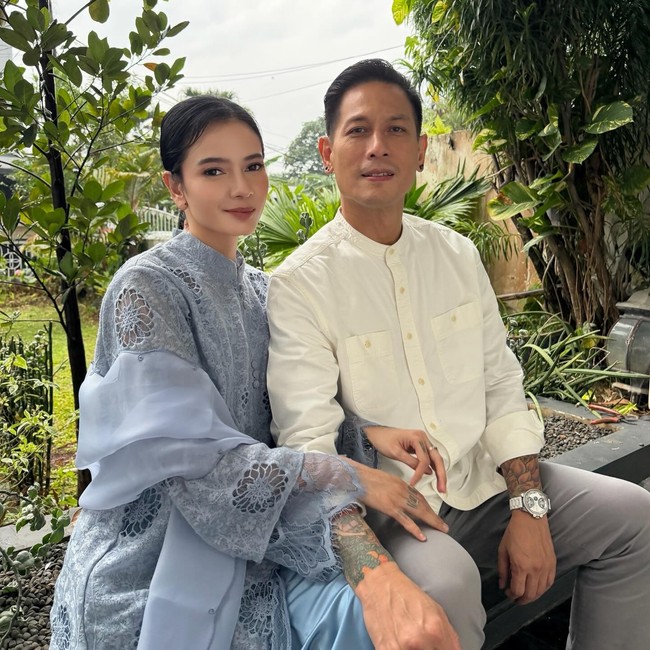 Citra Anidya membagikan potretnya merayakan Hari Lebaran yang jadi sorotan. Artis tersebut menampilkan kebersamaan dengan Chef Juna yang dikenal sebagai kekasihnya.Foto: Instagram @ncit90