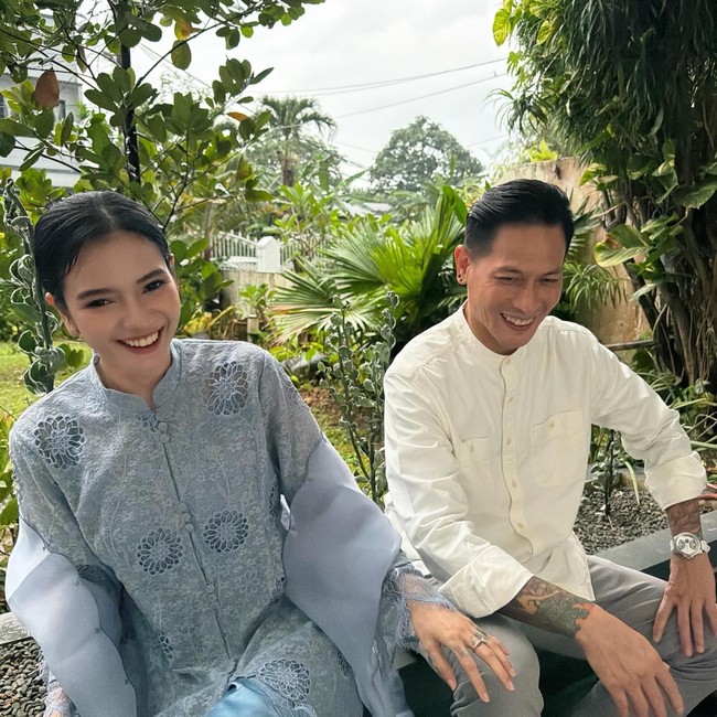 Chef Juna tampak senang menemani pacarnya yang juga seniman kue itu merayakan Lebaran di hari pertama. Kehadirannya di rumah Citra pun mencuat pertanyaan tentang agama sang juri Masterchef.Foto: Instagram @ncit90