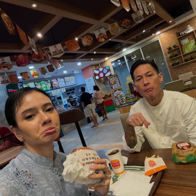 Setelah berlebaran ke keluarga Citra, pemilik nama asli Junior John Rorimpandey tersebut memilih untuk menyantap burger setelah ‘kesantenan’.Foto: Instagram @ncit90