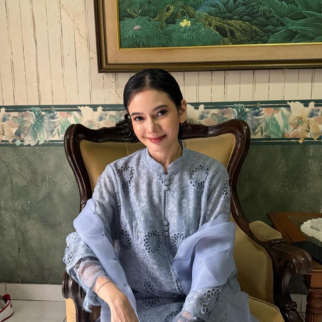 Di Hari Raya pertama, Citra mengenakan gamis bernuansa biru dengan selendang bernuansa serupa. Ia melengkapi penampilan dengan makeup cantik dan pulasan lipstik merah.Foto: Instagram @ncit90