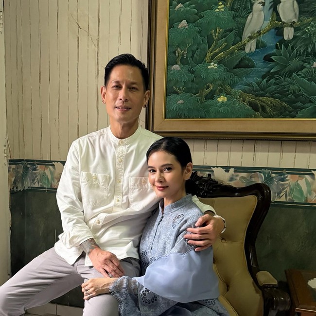 Dalam kolom komentar, banyak orang menanyakan agama Chef Juna. Citra pun menjawabnya. “Nggak, tapi beliau menghargai saya dan keluarga saya sebagai Muslim. Sama dengan keluarga saya pun menghargai beliau yang non Islam, balas Citra.Foto: Instagram @ncit90