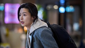 Hal kedua yang bikin aktris yang dikenal juga dengan nama Gianna Jun itu mau main di Colony adalah naskahnya. Pas baca naskah film ini, dia seperti gak mau berhenti dan berpaling dari cerita. (Foto: dok. Showbox)