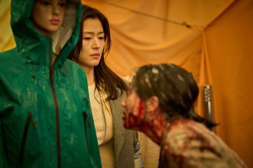 Adegan dalam film Colony.
