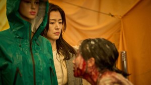 Aku sudah menyaksikan semua karya dia. Semua perempuan dalam setiap karyanya seringkali jadi pusat cerita, ditulis sebagai karakter proaktif. Aku jadi ingin memerankan beberapa karakter di sana,  kata Jun Ji Hyun dilansir Korea JoongAng Daily. (Foto: dok. Showbox)