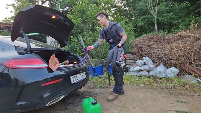 Mantan personel Teen Top, C.A.P alias Bang Minsu memilih bekerja serabutan sebagai tukang rumput. Ia mengaku bisa menerima upah harian sebesar 70,000 won atau sekitar Rp 786 ribu. Foto: dok. X