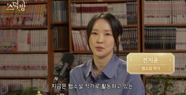 Berawal dari hobi membaca, Jeon Jiyoon eks 4Minute kini meniti karier sebagai penulis web novel dengan nama pena. Ia mengikuti program akademi pemerintah Korea Selatan dan berhasil debut setelah menandatangani kontrak eksklusif. Foto: dok. X