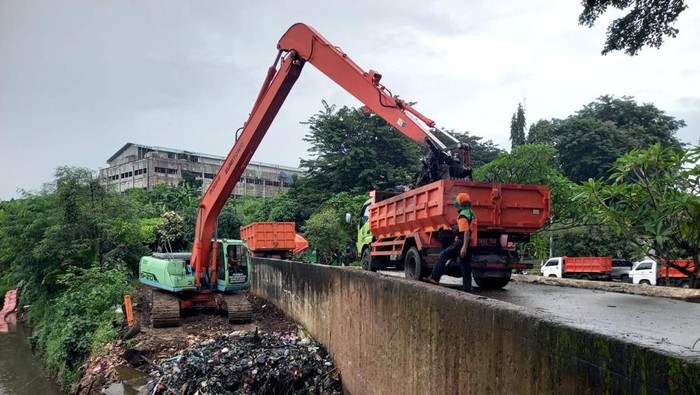 DLH DKI meluruskan viral mobil sampah di TPU Tanah Kusir. (Dok. DLH DKI)