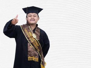 Biayai S1-S2 dari Hasil Ngojol, Kenzo Lulus Jadi Wisudawan Terbaik UIN Walisongo