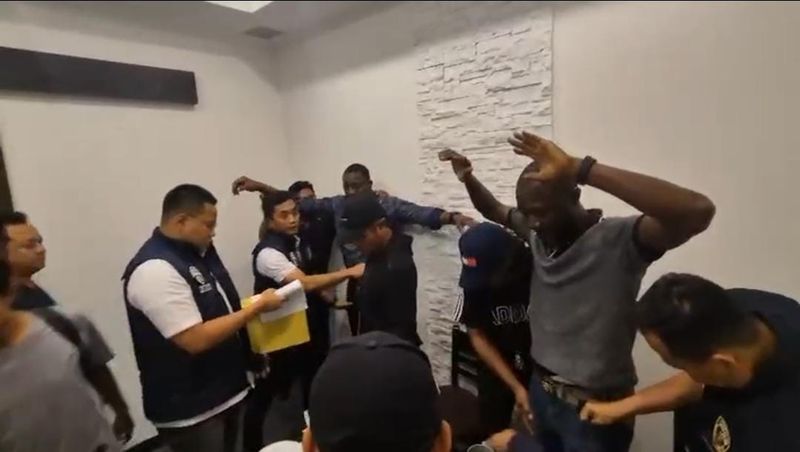 Dua WN asal Liberia berinisial SDT dan I ditangkap karena terlibat penipuan uang palsu dengan modus black dollar atau dolar hitam. (dok Ist)