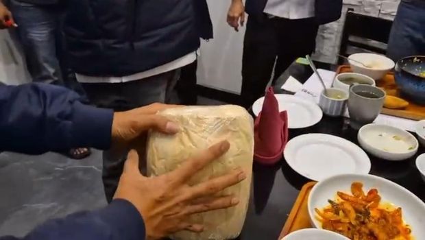 Dua WN asal Liberia berinisial SDT dan I ditangkap karena terlibat penipuan uang palsu dengan modus black dollar atau dolar hitam. (dok Ist)