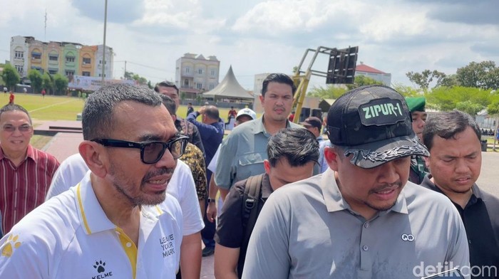 Exco PSSI, Arya Sinulingga (Kiri)  di Lapangan Yon Zipur Medan.