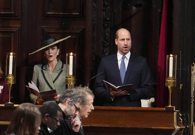 Upacara berlangsung khidmat, termasuk pembacaan mandat resmi dari Raja Inggris sebagai simbol penugasan. Kate dan William hadir sebagai tamu undangan dan mengikuti prosesi sebagai bagian dari jemaat. (Foto: Jordan Pettitt/Pool via REUTERS)