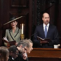 Upacara berlangsung khidmat, termasuk pembacaan mandat resmi dari Raja Inggris sebagai simbol penugasan. Kate dan William hadir sebagai tamu undangan dan mengikuti prosesi sebagai bagian dari jemaat. (Foto: Jordan Pettitt/Pool via REUTERS)